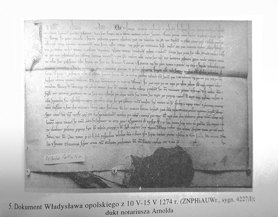Zachowany do dziś dokument Władysława Opolskiego z 1274 roku posłużył za wzór do rekonstrukcji.  Fotografia pochodzi z książki Marka Wójcika: „Dokumenty i kancelarie książąt opolsko–raciborskich do początków XIV wieku”. 