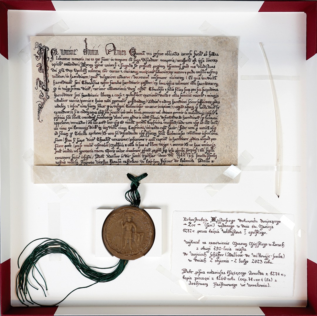 Rekonstrukcja dokumentu Księcia Władysława Opolskiego wykonana przez dr. Wojciecha Schäffera  dla Muzeum Miejskiego w Żorach. Obok dokumentu na pergaminie i woskowej pieczęci  przytwierdzonej jedwabnymi nićmi, ptasie pióro, którym autor napisał jego treść. Fot. J. Struczyk.