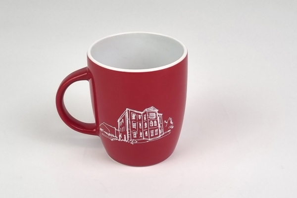 Kubek ceramiczny czerwony z grafiką i logotypem Muzeum Miejskiego w Żorach.